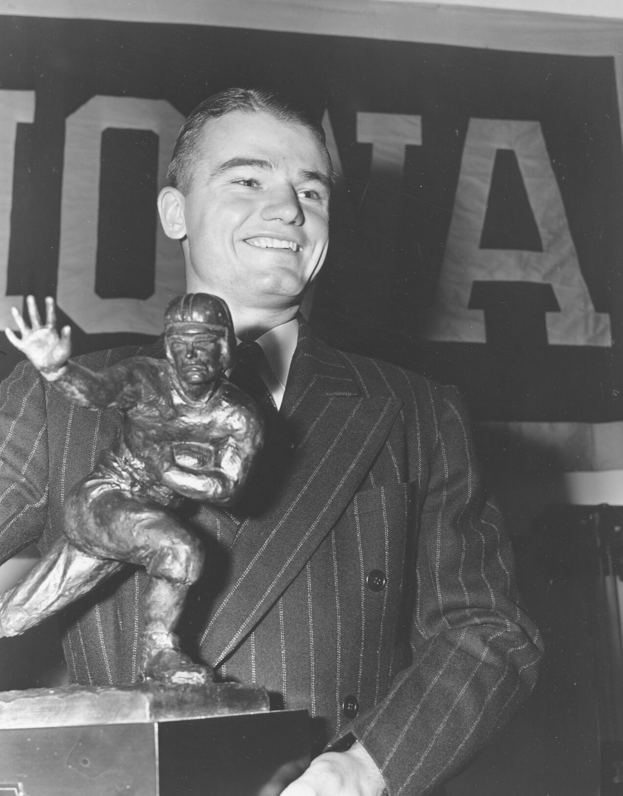 1939: Iowa’s Nile Kinnick wins Heisman Trophy